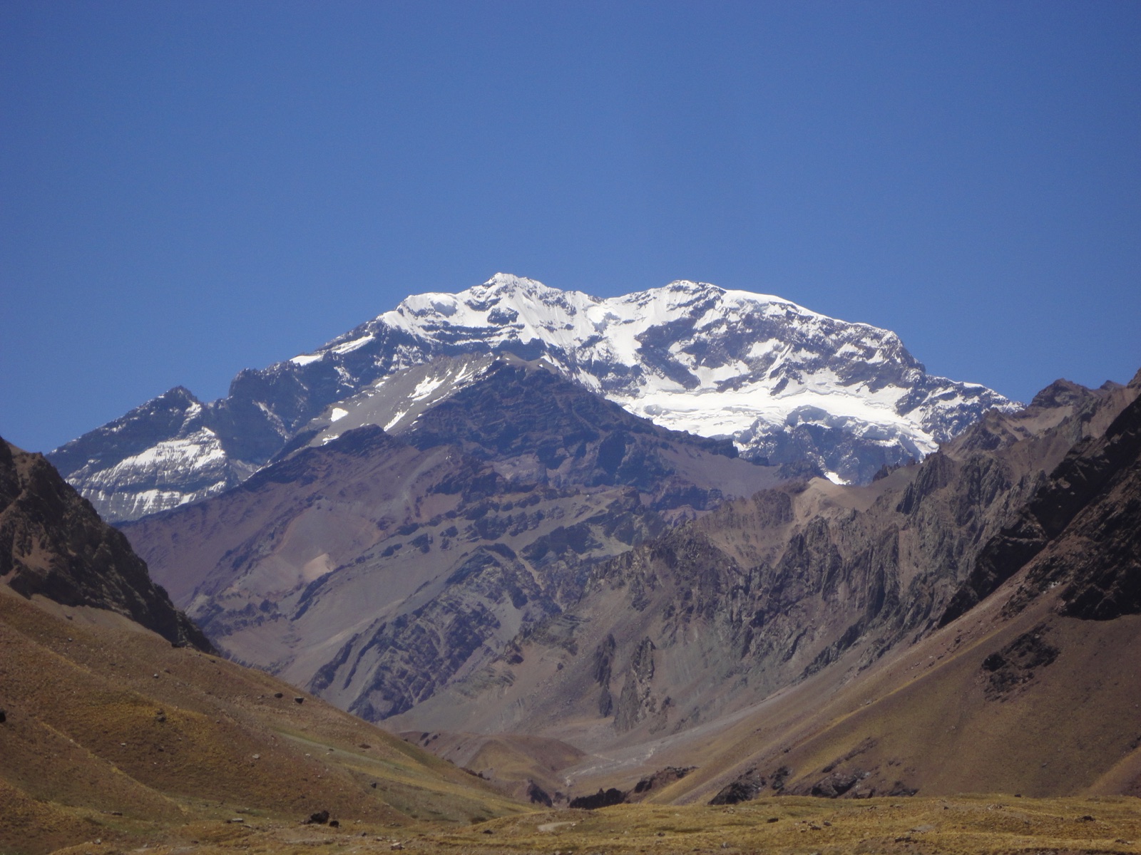 Cumbre nevada del Aconcagua bajo un cielo azul